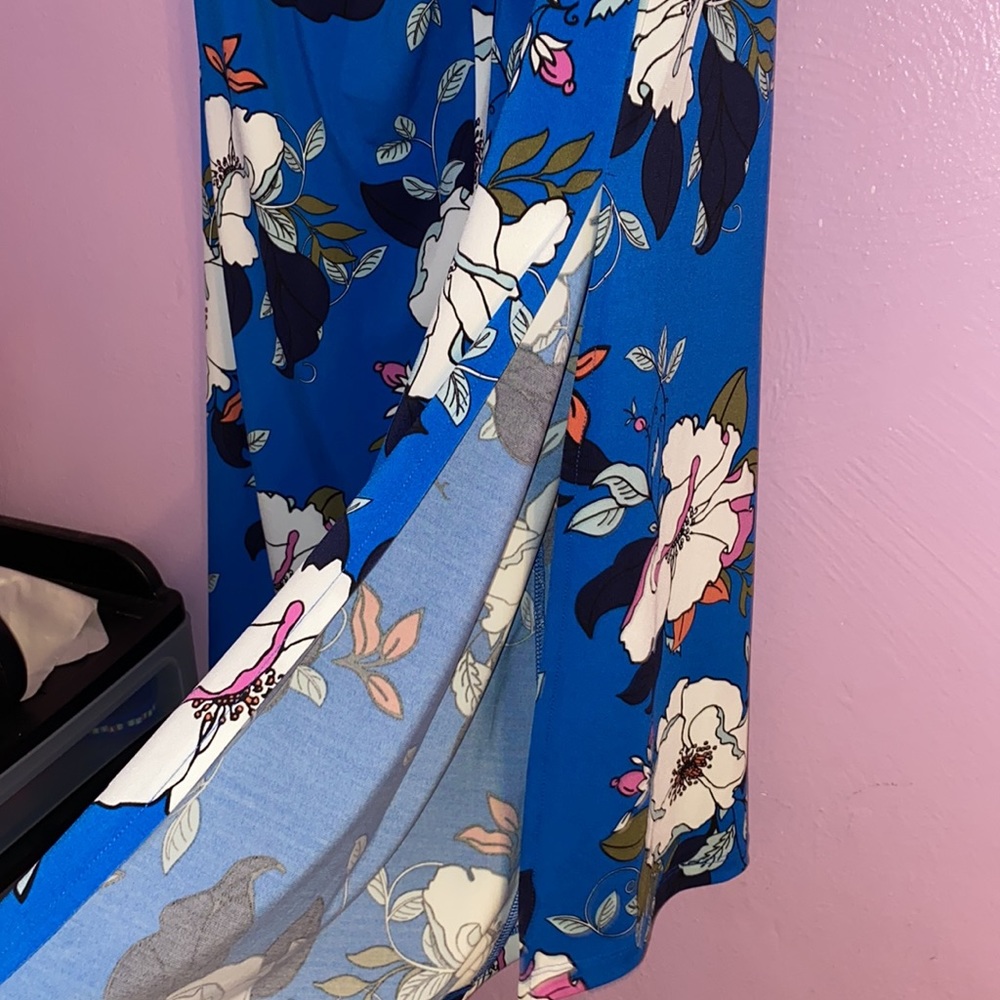 Palazzo pants with white flowers are adorable🤩. G.I.L.I brand and size medium